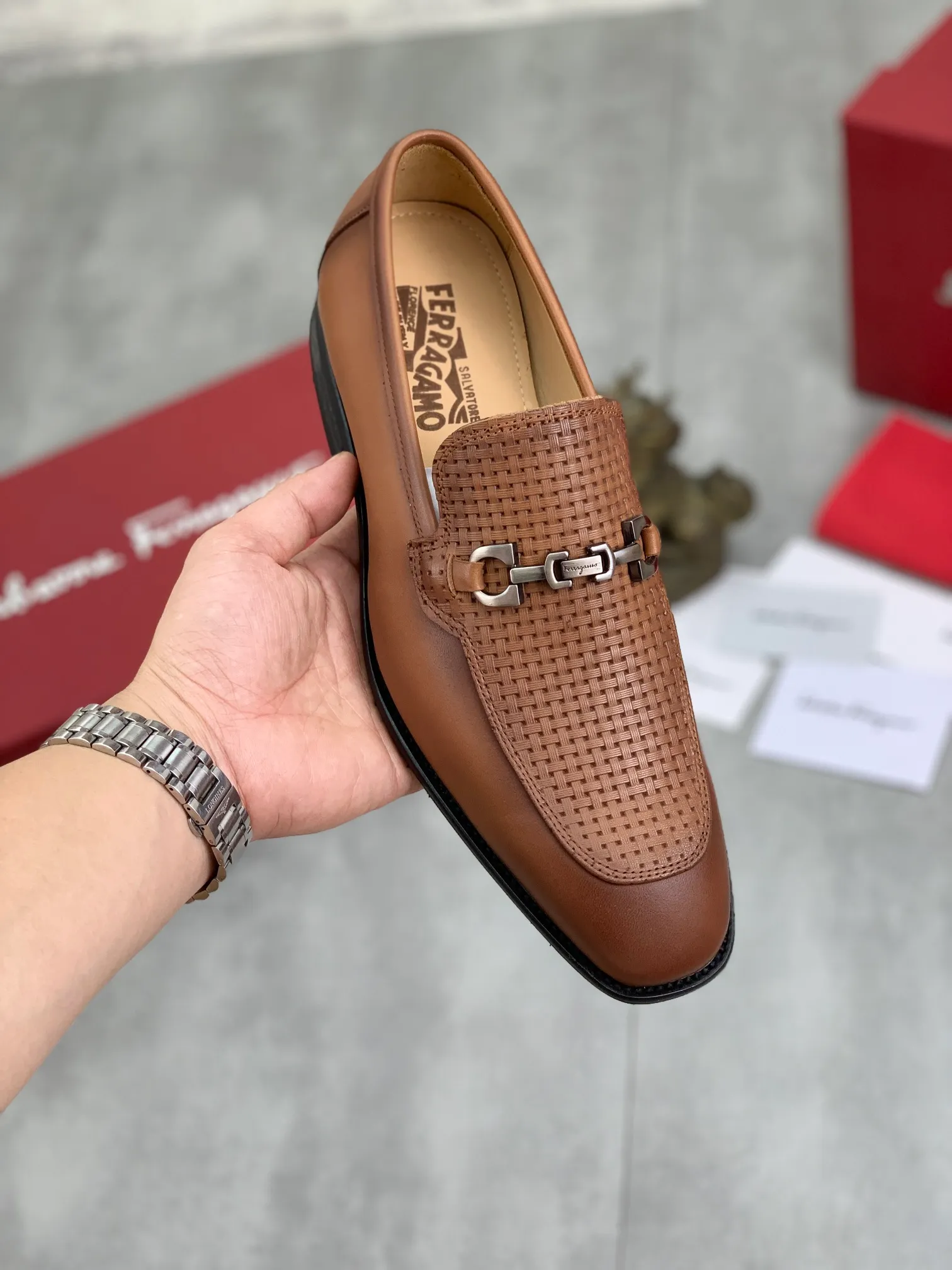 Men's Men's Shoes 💰P460💰[New Style] Water-dyed Niuli 🆘[Salvatore Ferragamo] Ferragamo's latest casual business leather shoes for men! Available at counters simultaneously! The fabric is made of specially imported original pebbled calfskin, and the lining is made of imported water-dyed cowhide. It is absolutely luxurious and leads the fashion trend. Matching code: 38-45 (46 can be customized) Black and brown colors are optional